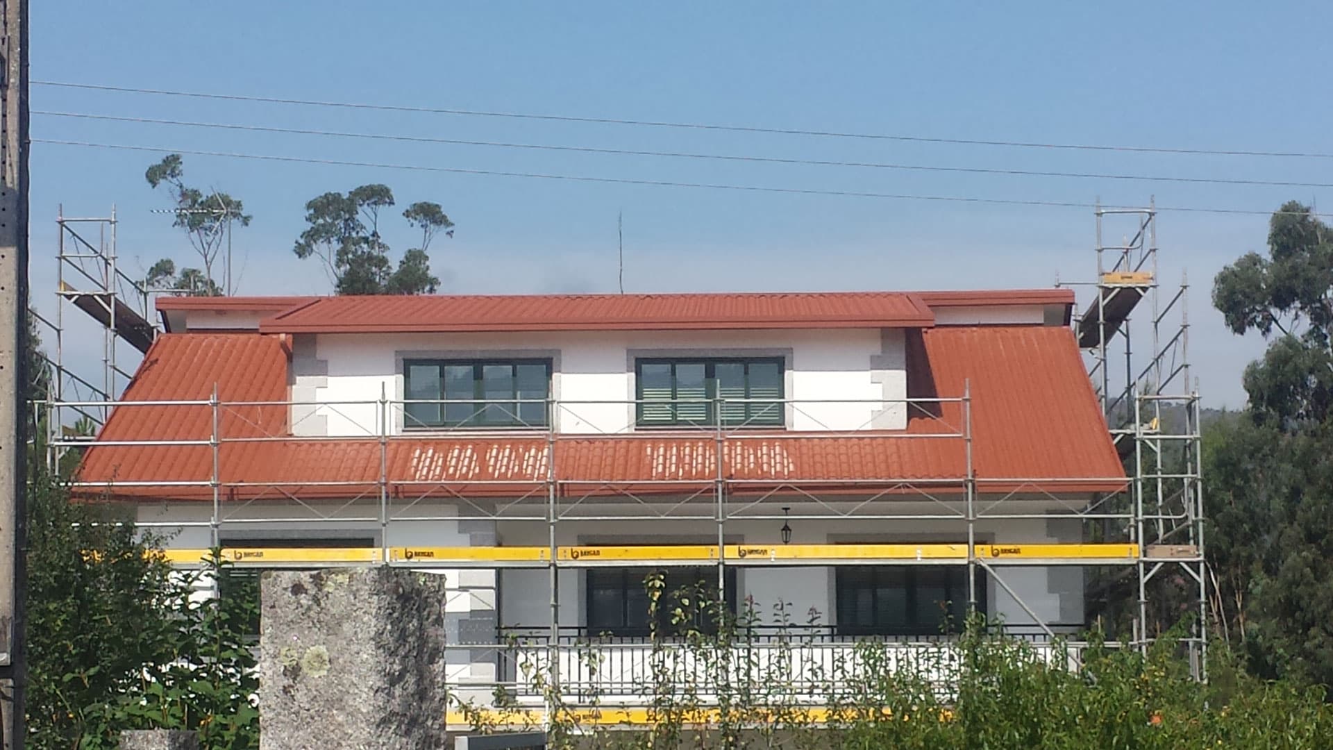 Montaje de cubiertas de panel sándwich o teja - Mecanizados San Lorenzo